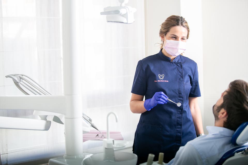 La dentista Beatriz Silva atendiendo a un paciente en su clínica de Logroño